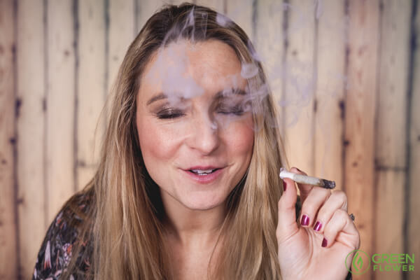 Vì sao một số người không có cảm giác high khi hút cần sa lần đầu tiên?